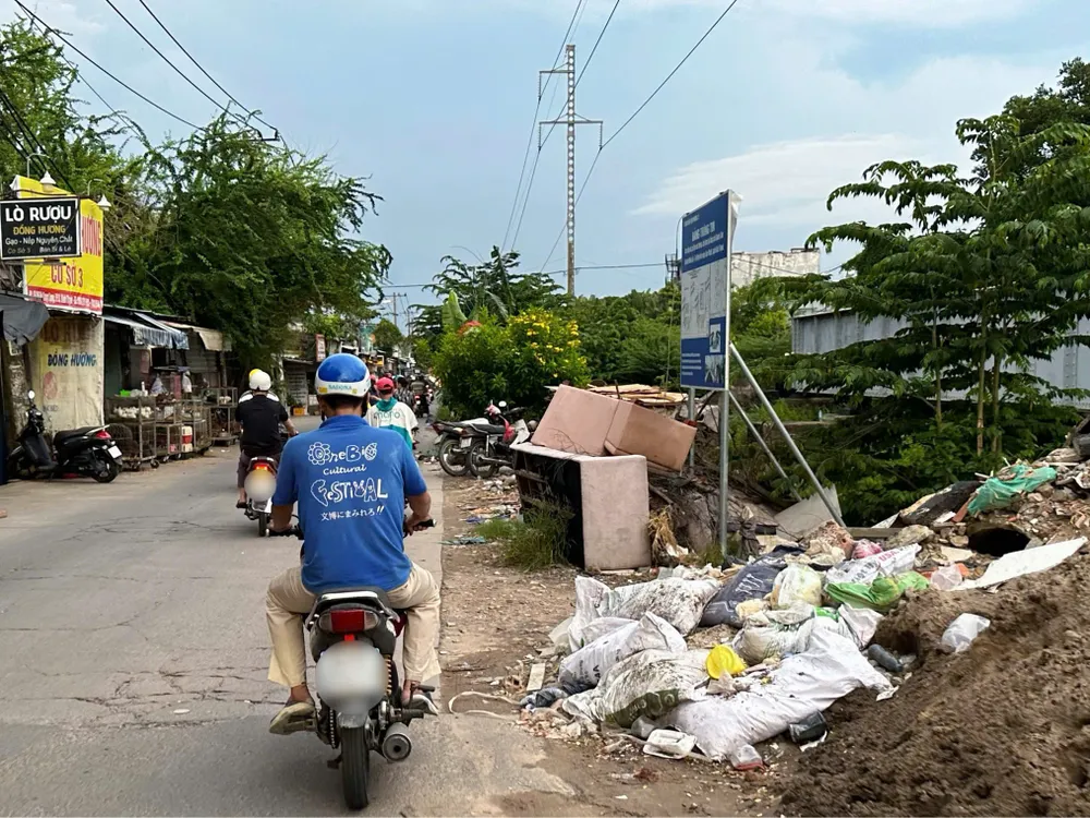 Đường Lương Ngọc Quyến xuống cấp kèm nhiều bãi rác tự phát, đủ loại rác thải như rác sinh hoạt, rác thải xây dựng, rác cồng kềnh,... gây mất mỹ quan đô thị. Ảnh: TH-TM z5775385011753_87e18f3e2acb3cfa3df594ae35ac3f0e.jpg