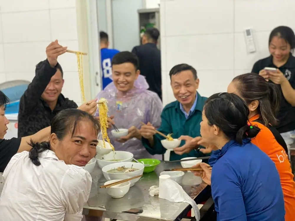 Sau khi cứu trợ người dân bị ngã xe do mưa bão tại khu vực đường Mễ Trì, đưa vào trụ sở công an phường để tránh trú, cán bộ chiến sỹ đã trở thành "anh nuôi" với những bát mì đơn sơ nhưng ấm áp tình quân dân. Nguồn: Tuổi trẻ Công an Thủ đô IMG_0665.jpeg