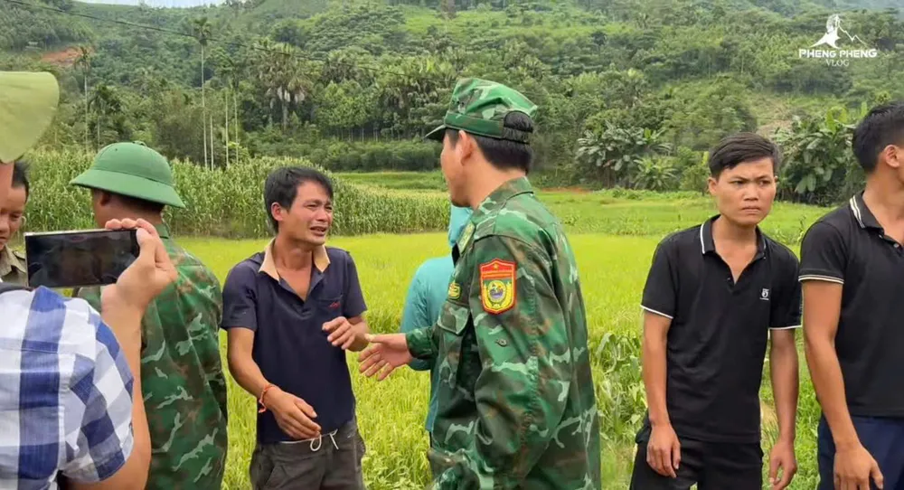 Anh Hoàng Văn Thới (32 tuổi), người sống sót duy nhất trong gia đình 6 người tại Làng Nủ đã khóc nức nở khi chia tay các chú bộ đội. Ảnh: PhengPheng z5864960024516_8687908eaaa66316c7e75bd41bb013d9.jpg