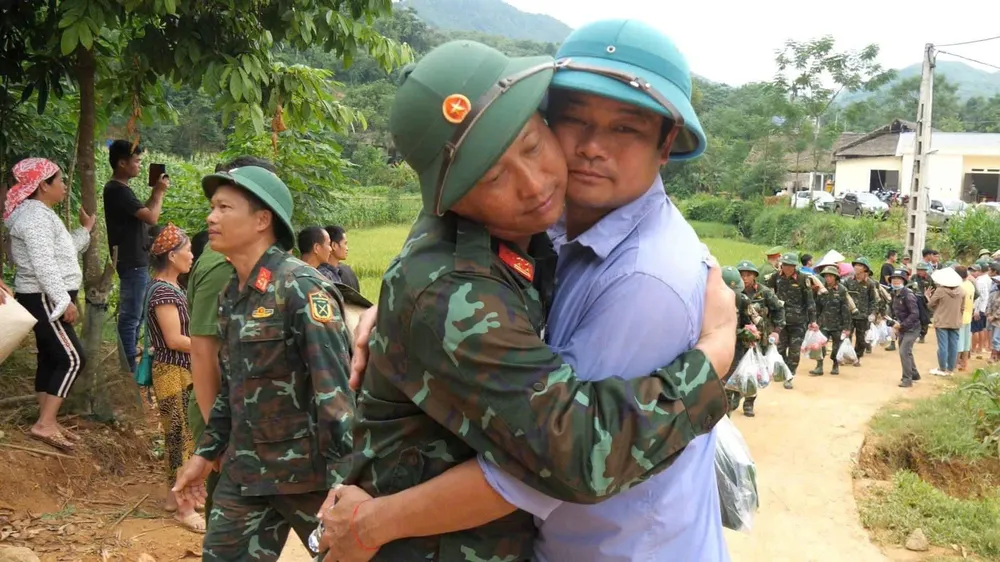 Một cái ôm thay lời cảm ơn của người dân Làng Nủ đến anh bộ đội. Ảnh: Công Lý media Thôn Làng Nủ người dân chia tay bộ đội