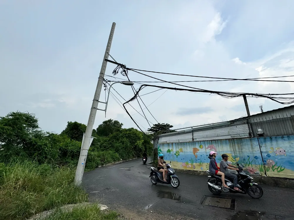 Cột điện nghiêng tại hẻm 352 - Bình Quới, đoạn dẫn vào Trường Mầm non Mai Thôn và Trường THCS Bình Quới Tây (phường 28, quận Bình Thạnh, TP.HCM). Ảnh: TRẦN MINH cột điện nghiêng