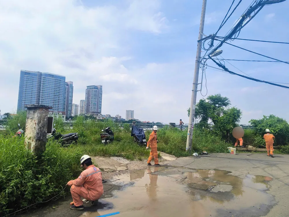 Ngay sau khi phản ánh, UBND phường 28, quận Bình Thạnh đã phối hợp với công ty Điện lực Gia Định khắc phục ngay cột điện bị nghiêng. z5919156584253_82825e4ff99601f5e71e6af05f731c08.jpg