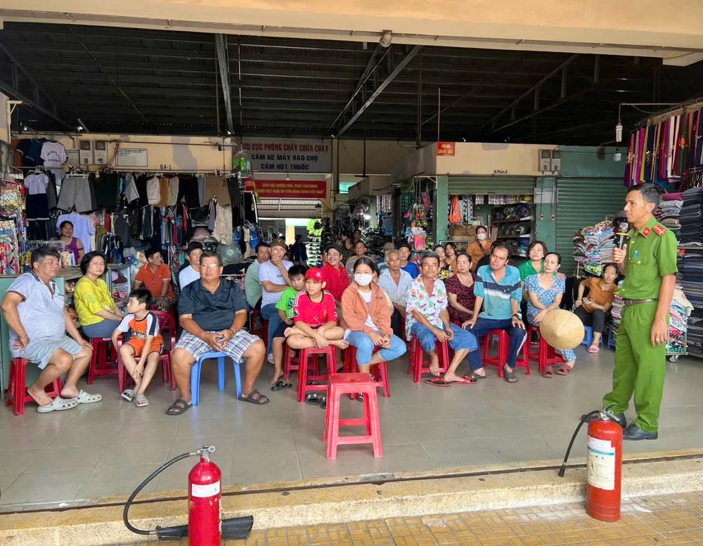 Các tiểu thương và người dân tại chợ An Sương, quận 12 tập huấn và diễn tập PCCC nhằm trang bị kiến thức và thao tác cơ bản về PCCC. PCCC tại chợ truyền thống.jpg