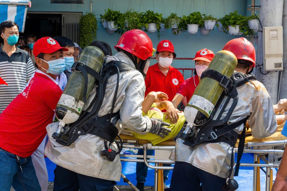 Các tiểu thương và người dân tại chợ Hóc Môn, huyện Hóc Môn tập huấn và diễn tập PCCC nhằm trang bị kiến thức và thao tác cơ bản về PCCC. z6428460829783_22ab663988d02f79c187026a33f56024.jpg