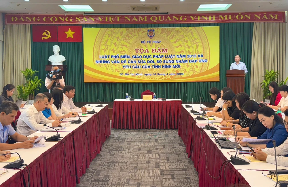 Quang cảnh hội thảo “Luật Phổ biến, giáo dục pháp luật năm 2012 và những vấn đề cần sửa đổi, bổ sung nhằm đáp ứng yêu cầu của tình hình mới”. Ảnh: TRẦN MINH z6504929980810_70a5845aefa365a9344277902b6ed8ae.jpg