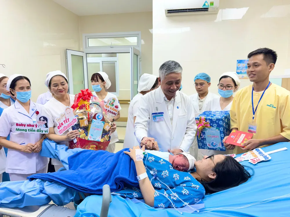 Người đóng BHXH tự nguyện đủ 6 tháng trước sinh con sẽ được trợ cấp 2 triệu đồng mỗi con.