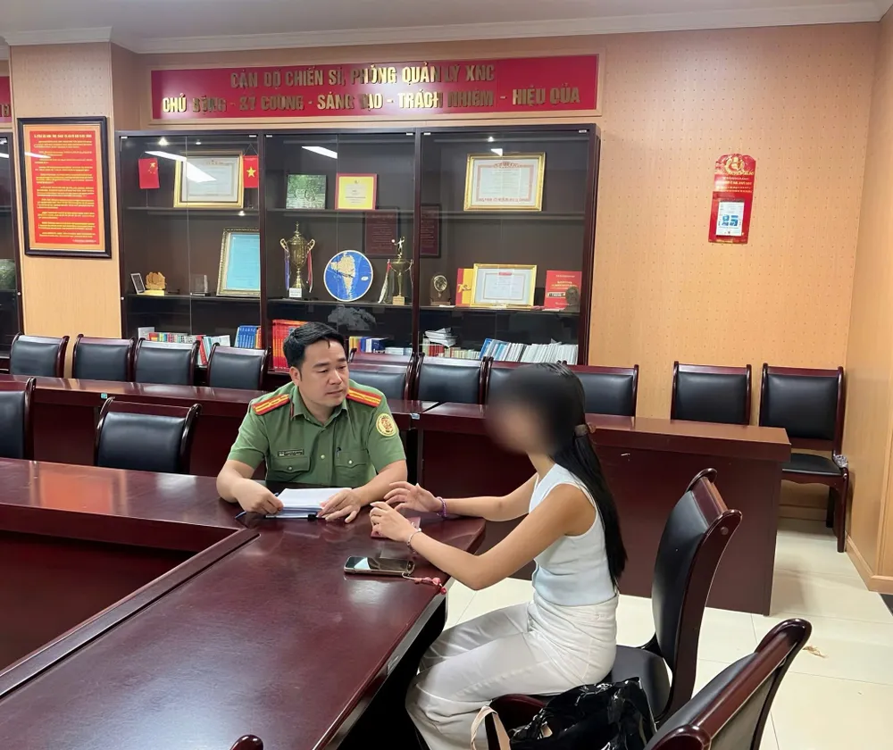 Việt kiều mang hai quốc tịch bị phạt vì nhập cảnh sai quy định. Ảnh: Facebook của Phòng Quản lý Xuất nhập cảnh - Công an TP Hà Nội.