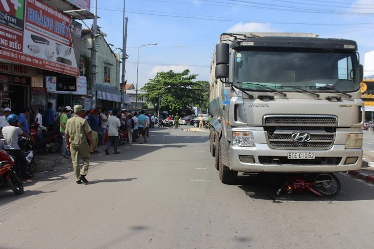 Đôi nam nữ chết thảm vì bị xe ben cán ảnh 1