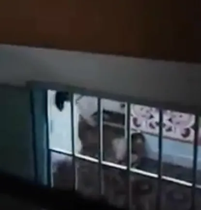 Phẫn nộ cảnh con gái đánh mẹ già bằng cán chổi ảnh 1 Phẫn nộ cảnh con gái đánh mẹ già bằng cán chổi ảnh 1