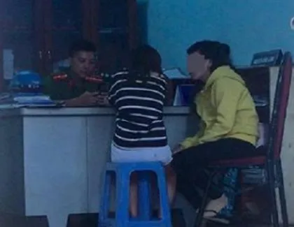 Hai cô gái làm việc với cơ quan công an. Ảnh: Vũ Hội.