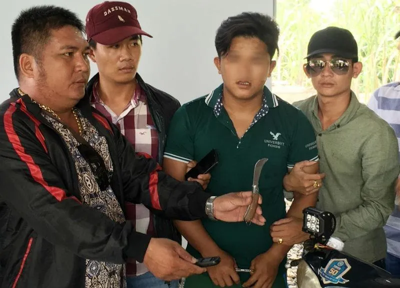 Nghi can Thảo cùng hung khí con dao và tang vật trong vụ cướp tài sản