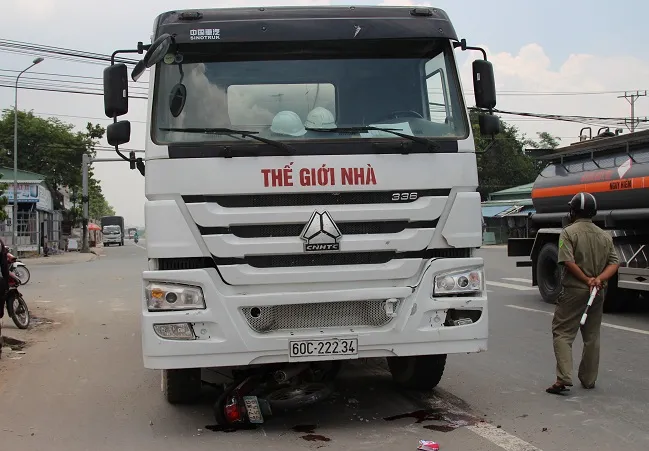 Hai anh em bị xe bồn cuốn vào gầm kéo lê gần 20 m ảnh 1 Hai anh em bị xe bồn cuốn vào gầm kéo lê gần 20 m ảnh 1