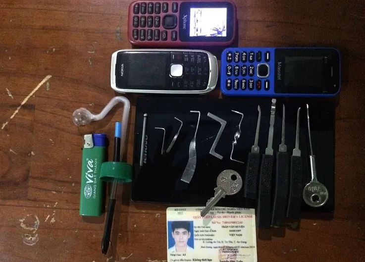 Bị truy bắt, nghi can dùng acid tấn công 'hiệp sĩ' ảnh 1 Các dụng cụ để mở khóa và hung khí