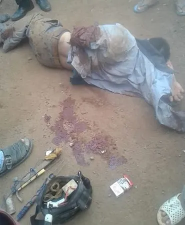 Nghi can bị người dân đánh cùng tang vật để trộm chó.