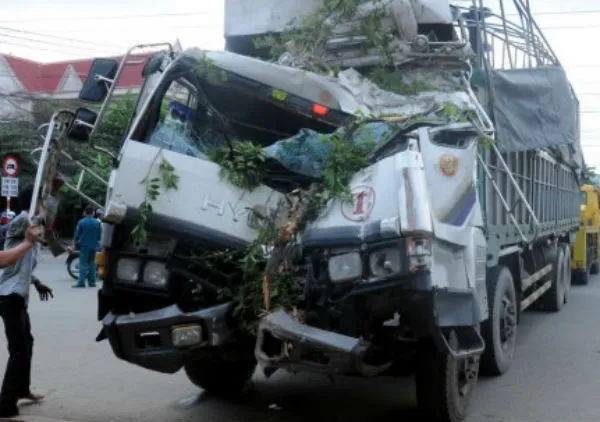 Chiếc xe tải bị hư hại hoàn toàn phần đầu