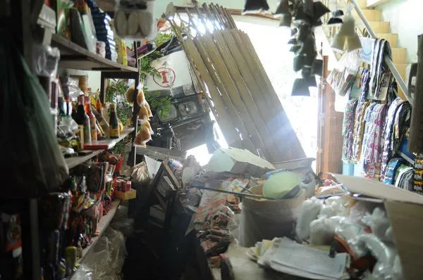 Nhà dân đồ đạc bị xới tung