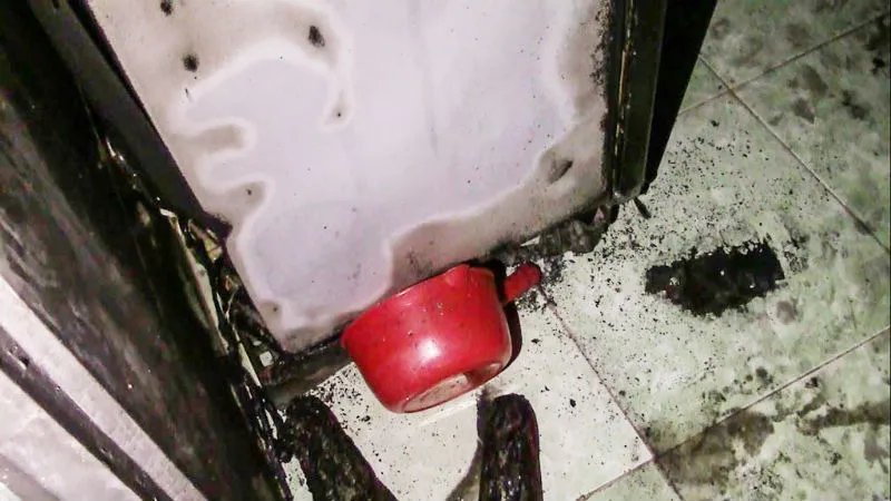 Chiếc ca nhựa được xác định nghi can dùng để tạt xăng phóng hỏa.