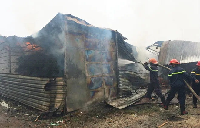 Cháy lớn, một xưởng gỗ bị thiêu rụi ảnh 2 Cháy lớn, một xưởng gỗ bị thiêu rụi ảnh 2