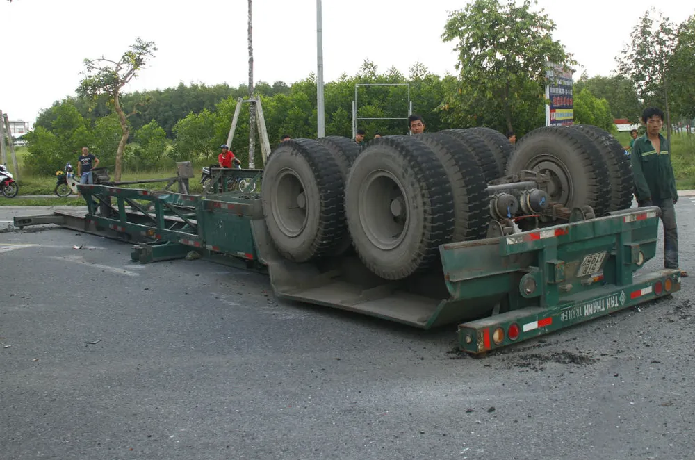 2 xe container tông bẹp dúm đầu, lật nhào trên đường ảnh 1