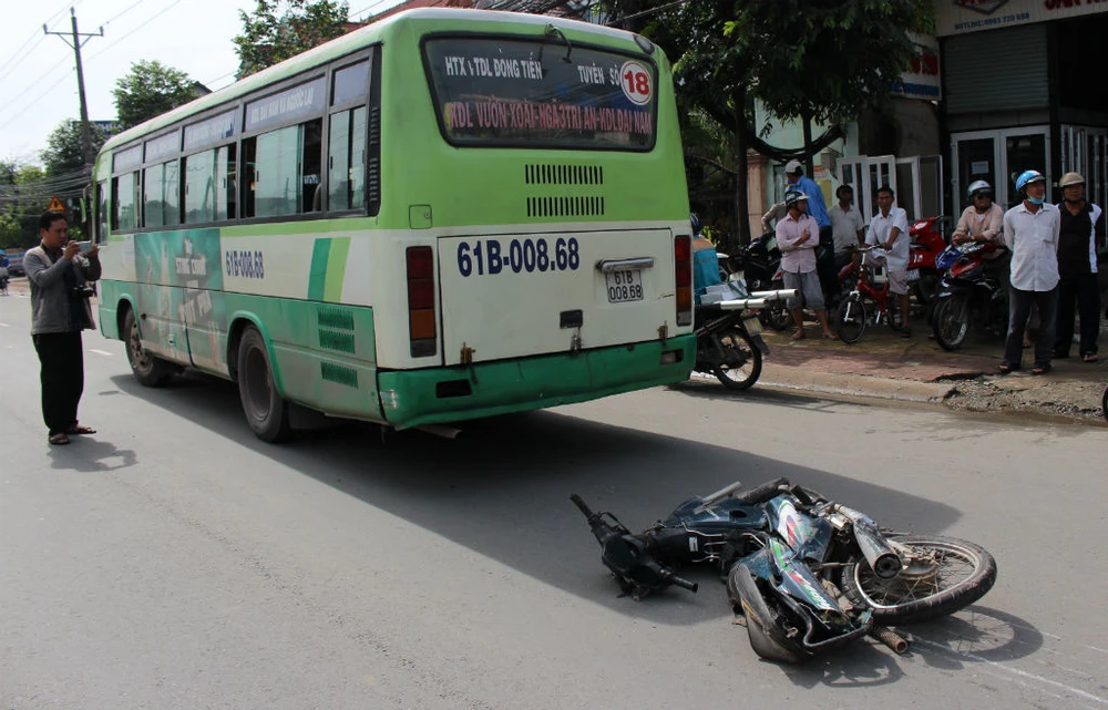 Cố vượt đèn vàng, xe buýt kéo lê nạn nhân tử vong ảnh 1