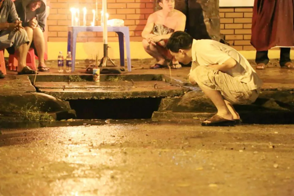 Miệng cống được cho là nơi bé Hiếu bị nước cuốn trôi.