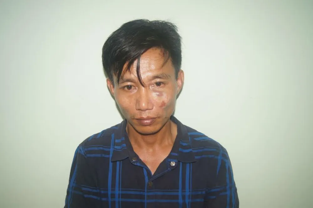 Nghi can Tùng đến cơ quan công an đầu thú sau khi gây án.