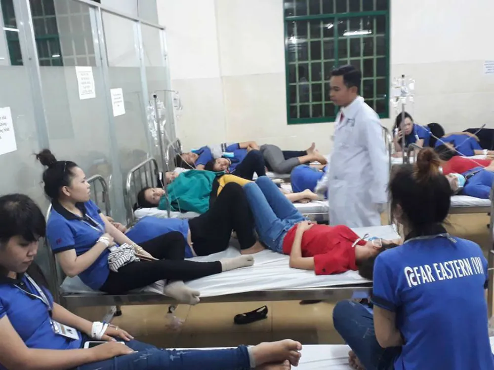 Hàng trăm công nhân nghi bị ngộ độc sau bữa ăn chiều ảnh 1
