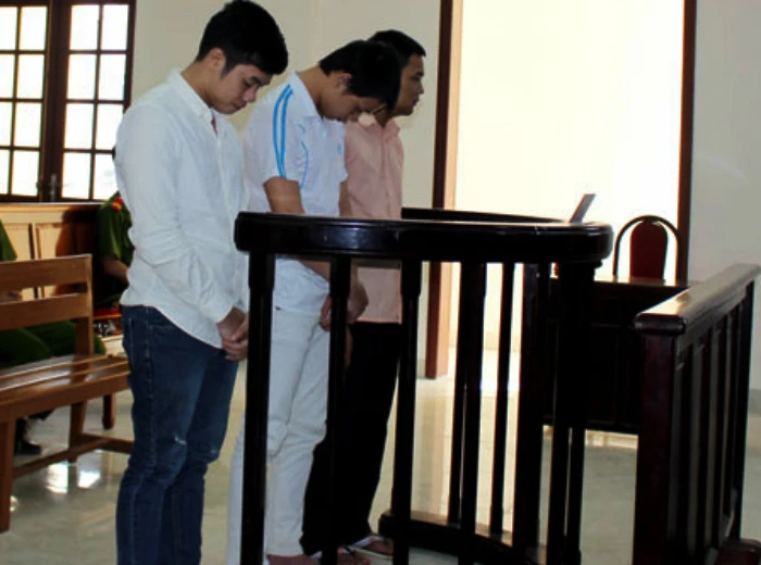 Giả danh cảnh sát chặn xe xét giấy tờ... ảnh 1