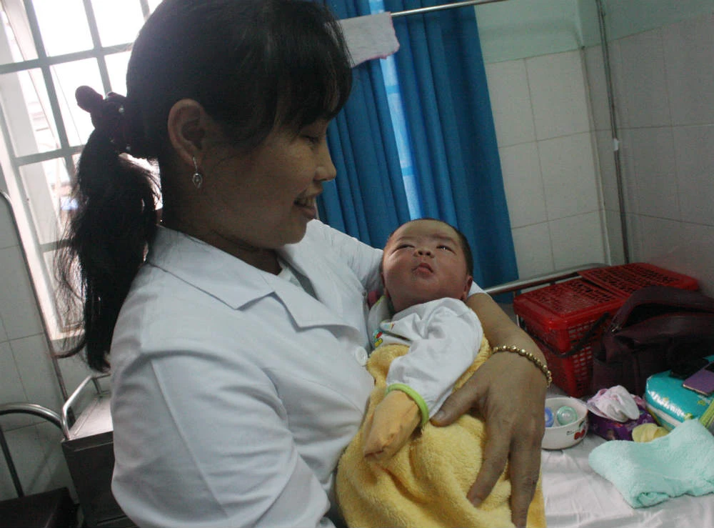 Trẻ sơ sinh bị bỏ rơi trong đêm ngày cuối năm ảnh 1