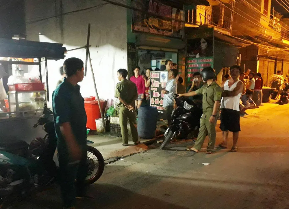 Đi đòi nợ cuối năm, bị đâm chết tại chỗ ảnh 1 Cơ quan chức năng bảo vệ hiện trường vụ án mạng trong đêm. Ảnh: Vũ Hội.