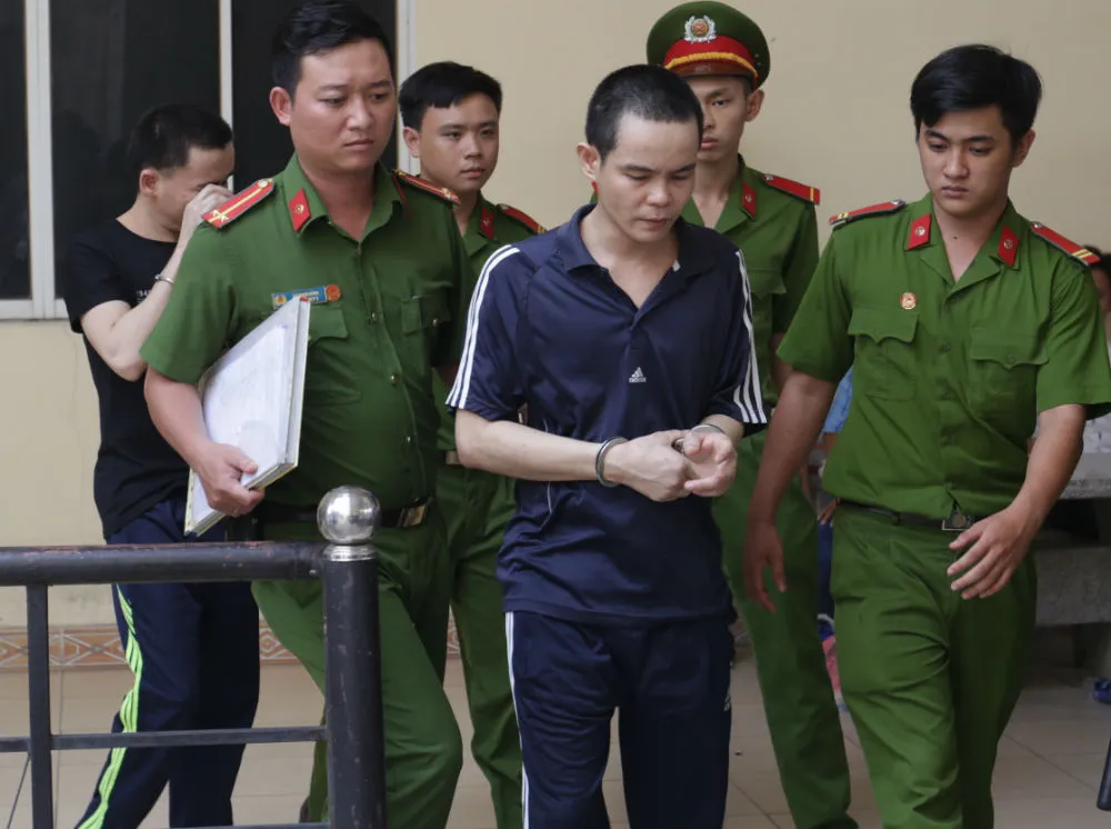 Ra tòa, các bị cáo tố bạn nhậu cùng đánh chết người ảnh 1