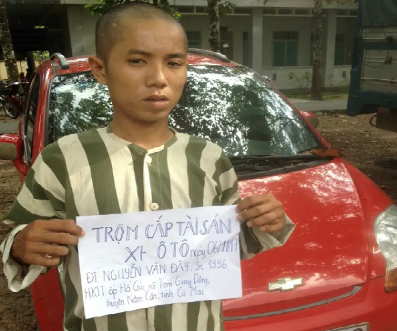 Trộm ô tô trong đêm lái tới cửa khẩu để bán ảnh 1