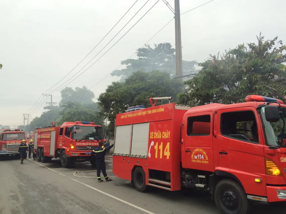 Cảnh sát đang khống chế cháy lớn ở Bình Dương ảnh 1 Cảnh sát đang khống chế cháy lớn ở Bình Dương ảnh 1