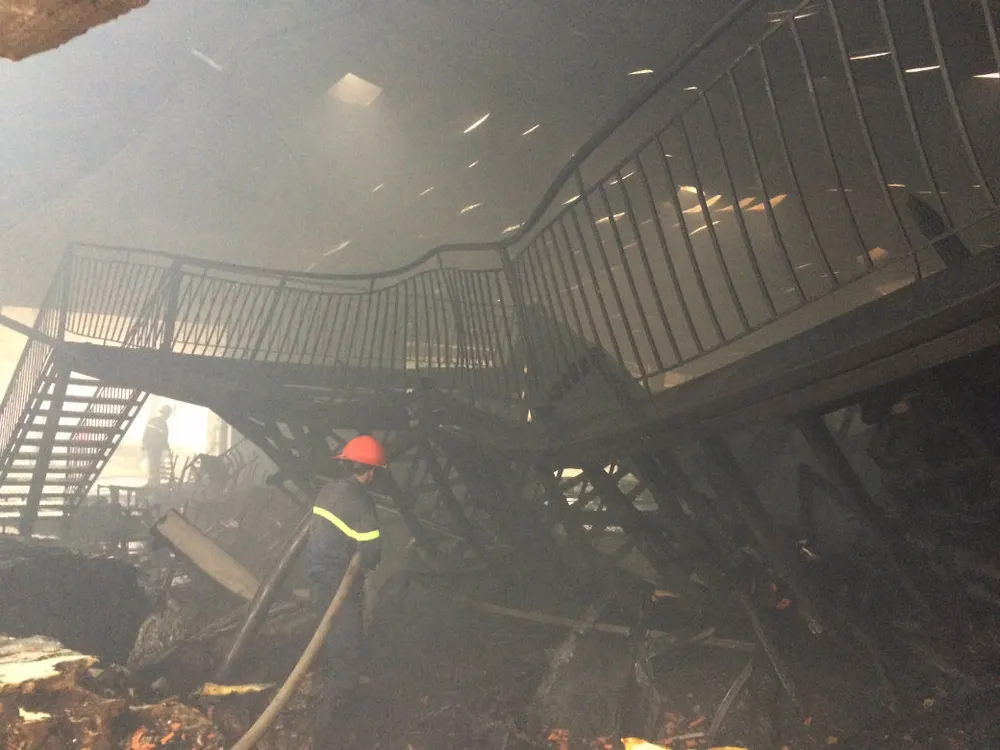 Cảnh sát đang khống chế cháy lớn ở Bình Dương ảnh 2 Cảnh sát đang khống chế cháy lớn ở Bình Dương ảnh 2