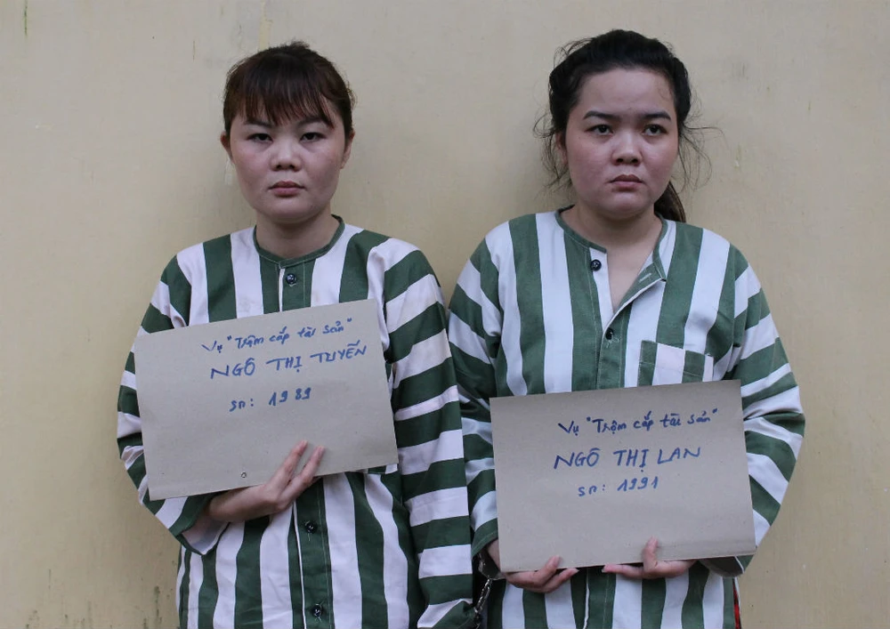 2 cô gái chuyên hành nghề ‘hai ngón’ ảnh 1