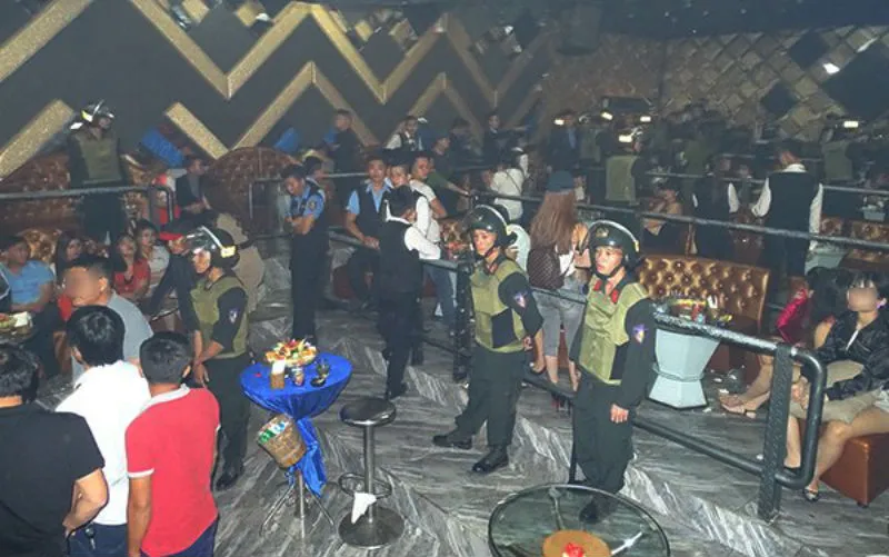 Đưa gần 200 nam nữ trong quán bar kiểm tra ma túy ảnh 1