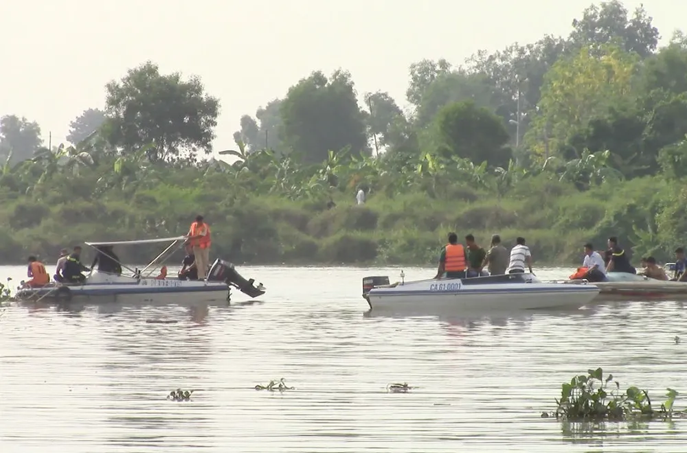 Lật sà lan trên sông Đồng Nai, 3 người mất tích ảnh 2 Lật sà lan trên sông Đồng Nai, 3 người mất tích ảnh 2