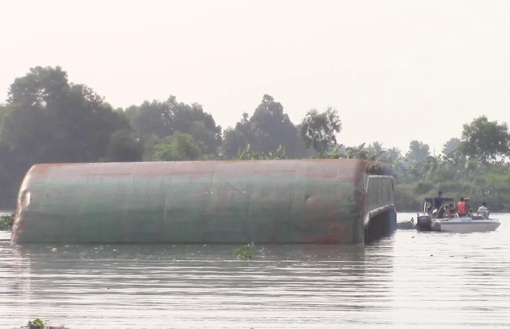 Lật sà lan trên sông Đồng Nai, 3 người mất tích ảnh 1 Lật sà lan trên sông Đồng Nai, 3 người mất tích ảnh 1