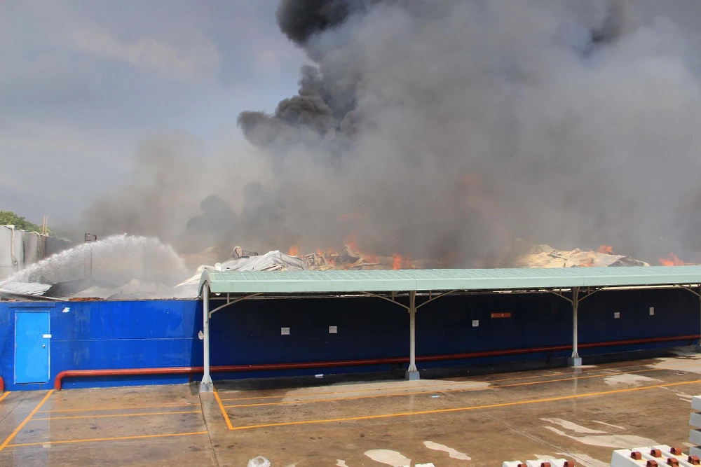 Cháy dữ dội KCN Sóng Thần Bình Dương ảnh 5 Cháy dữ dội KCN Sóng Thần Bình Dương ảnh 5