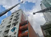 Ô tô khách chở hàng chục người đi đám cưới bị bốc cháy dữ dội ảnh 2 Cháy khách sạn ở quận 1, ba phụ nữ mắc kẹt được cứu sống