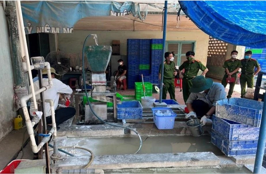 Cơ quan chức năng đang điều tra làm rõ xí nghiệp xả chất thải nguy hại ra môi trường.