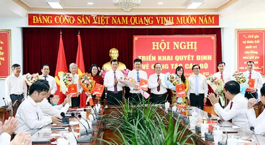 Lãnh đạo Tỉnh ủy, UBND tỉnh trao quyết định của Ban TVTU, UBND tỉnh bổ nhiệm, điều động nhân sự. Ảnh: HUY ANH-BĐN Lãnh đạo Tỉnh ủy, UBND tỉnh trao quyết định của Ban TVTU, UBND tỉnh bổ nhiệm, điều động nhân sự. Ảnh: HUY ANH-BĐN