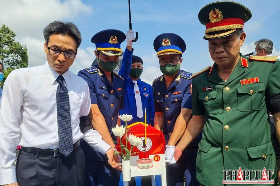 Phó Thủ tướng Vũ Đức Đam cùng lãnh đạo Quân khu 7 đưa hài cốt liệt sĩ an táng.