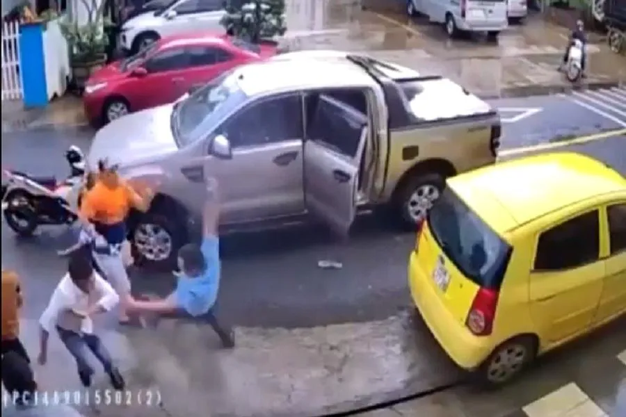 Hai nhóm ẩu đá nhau trên đường khiến ba người bị đánh bất tỉnh. Ảnh: Cắt từ Clip.