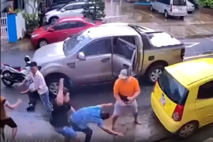 Hình ảnh đánh nhau khiến hai người đi ô tô gục tại chỗ. Ảnh: Cắt từ clip Hình ảnh đánh nhau khiến hai người đi ô tô gục tại chỗ. Ảnh: Cắt từ clip