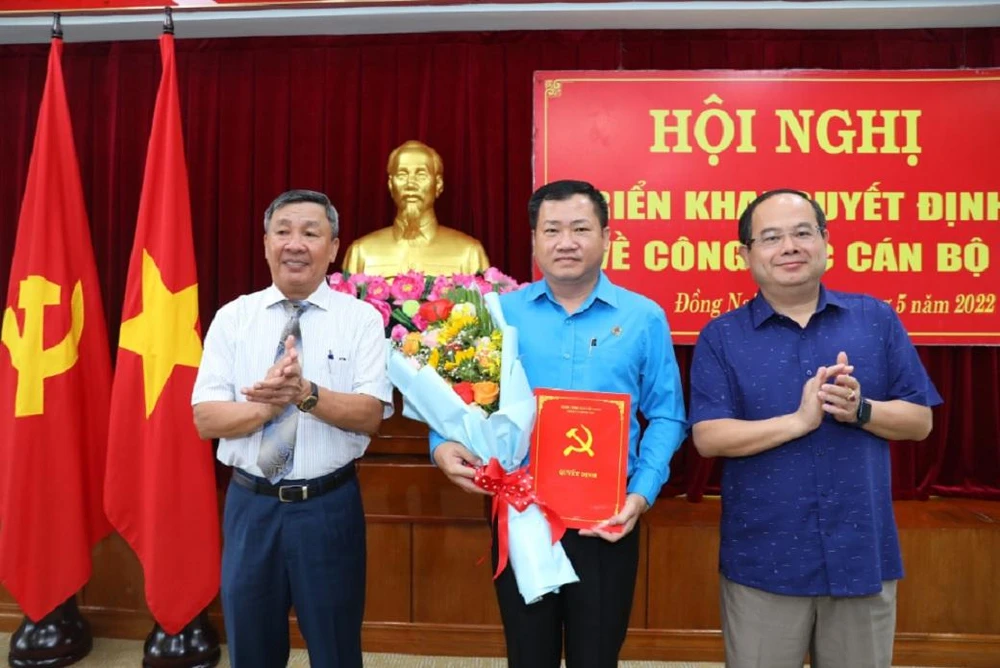 Ông Hồ Thanh Sơn, Phó bí thư thường trực Tỉnh ủy cùng ông Quản Minh Cường - Phó bí thư Tỉnh ủy, Trưởng đoàn Đại biểu Quốc hội tỉnh trao quyết định và tặng hoa chúc mừng ông Tăng Quốc Lập.