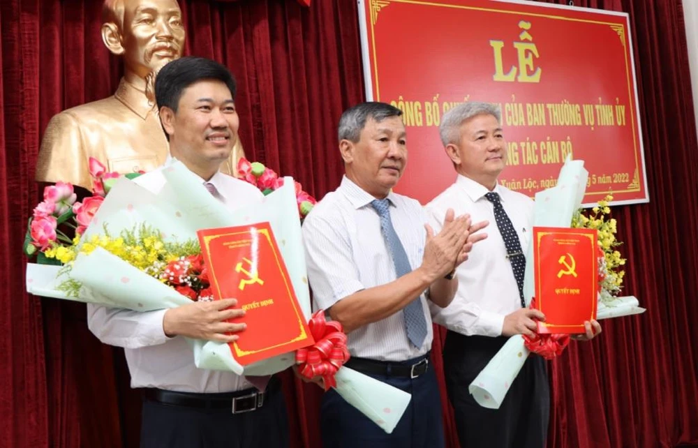 Phó bí thư thường trực Tỉnh ủy Hồ Thanh Sơn trao quyết định cho ông Viên Hồng Tiến (trái) và ông Lê Kim Bằng (phải) được bổ nhiệm.