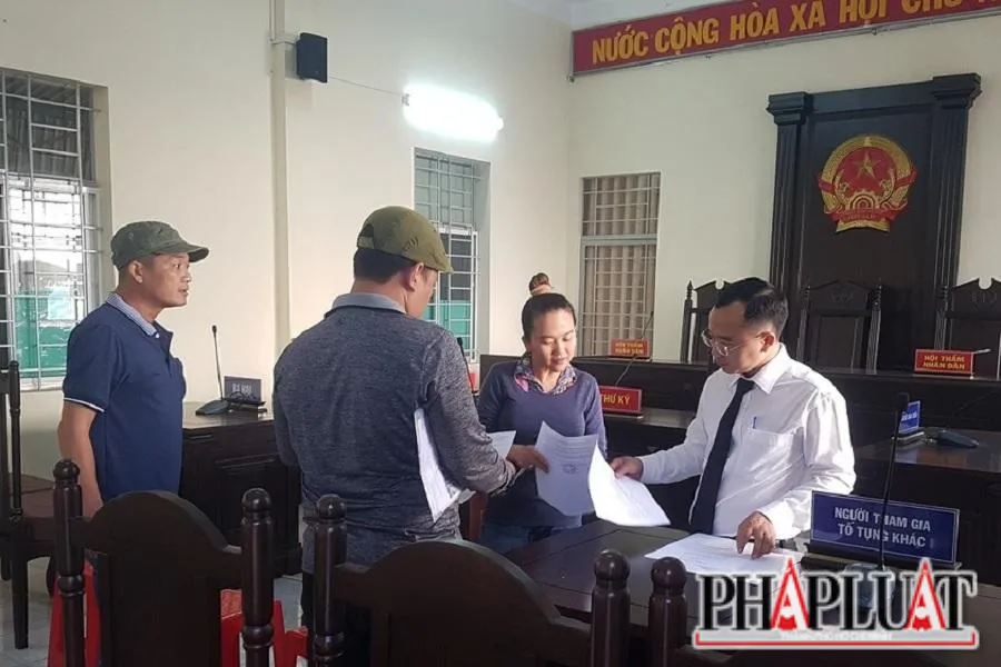 Các bị can trao đổi với Thư ký tòa trong một buổi xét xử sơ thẩm vào năm 2019. Ảnh: VH. Các bị can trao đổi với Thư ký tòa trong một buổi xét xử sơ thẩm vào năm 2019. Ảnh: VH.