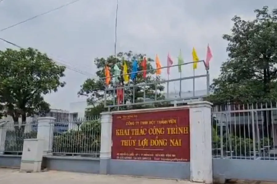 Khu đất công ngay góc ngã tư Tân Phong (phường Trảng Dài) có vị trí &quot;vàng&quot;. Ảnh: VH.