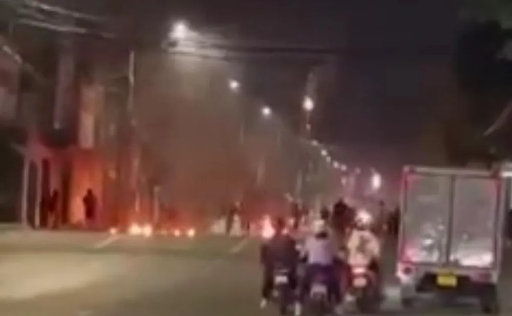 Hai nhóm thanh niên dùng &quot;bom xăng&quot; giải quyết mâu thuẫn và có nhiều tiếng nổ lớn nghi tiếng súng. Ảnh cắt Clip.